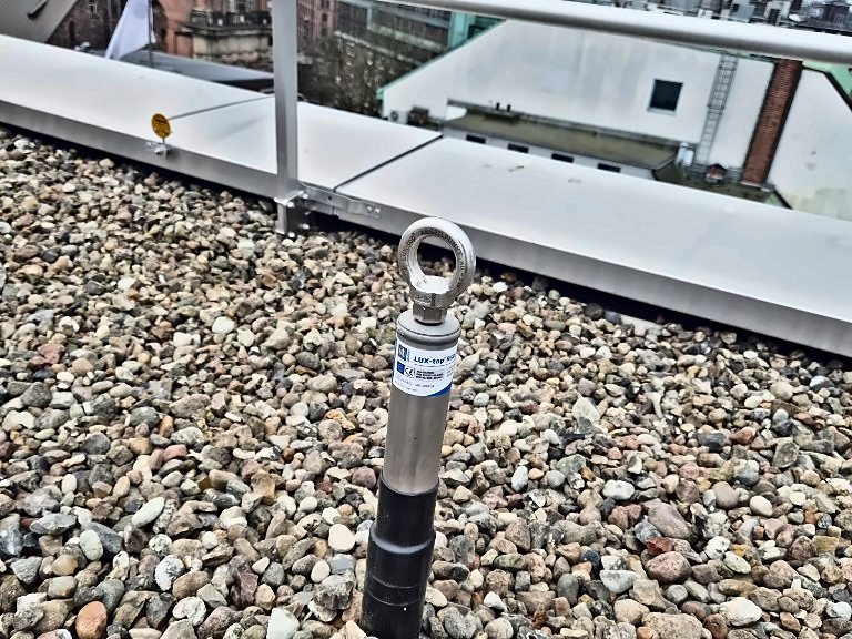 Einzelanker auf einem Kiesdach, Hamburg