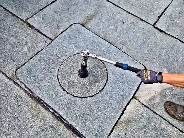 Anker wird mit dem Drehmomentschlüssel angezogen, Hamburg