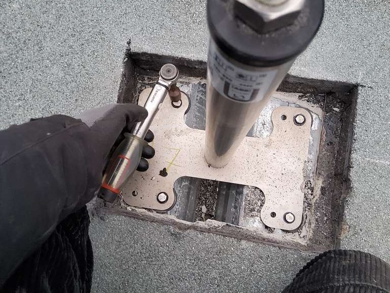 Grundplatte eines Ankers auf dem Flachdach