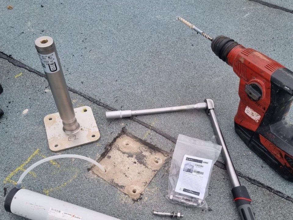 Werkzeug für die Montage auf dem Dach