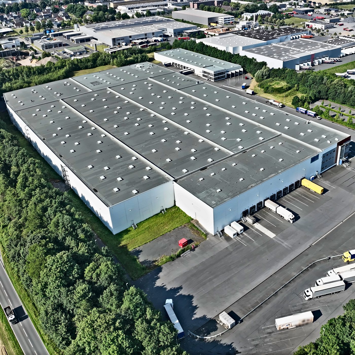 Große Logistikhalle mit Flachdach von oben, Werl