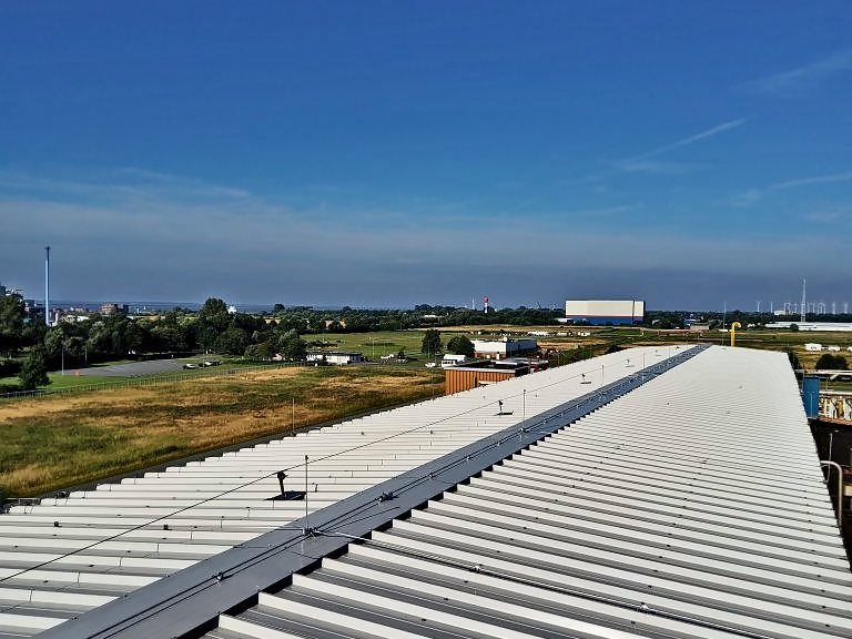 Neues Seilsystem auf einem hellen Trapezblechdach, Brunsbüttel