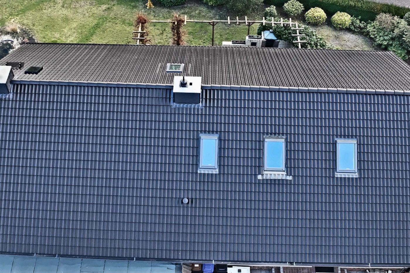 Neu eingedecktes Steildach mit drei neuen Dachfenstern von oben, Uetersen