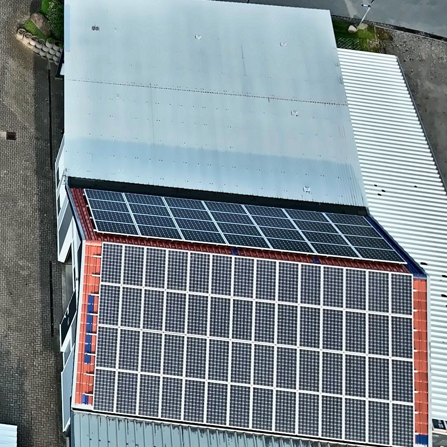 Photovoltaikanlage auf der Halle an unserem Firmensitz in Wacken, von oben